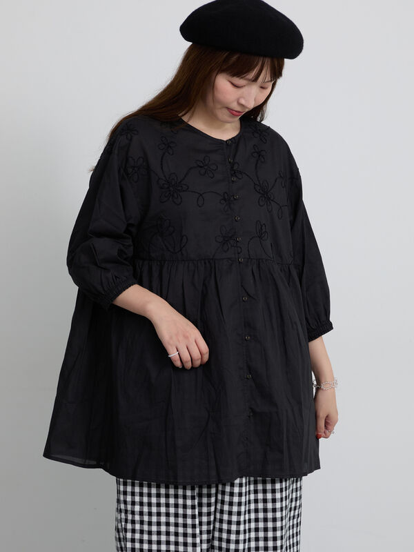 切替モール刺繍チュニックブラウス（オフホワイト/ブラック/ミント