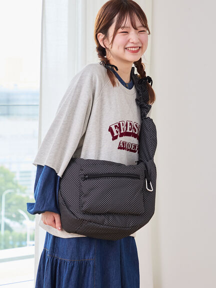 【Cross×Staff】ボトルポケ付/ハーフムーンフリルbag（オフホワイト/チャコールグレー/キャメル）｜Samansa Mos2（サマンサ モスモス）通販