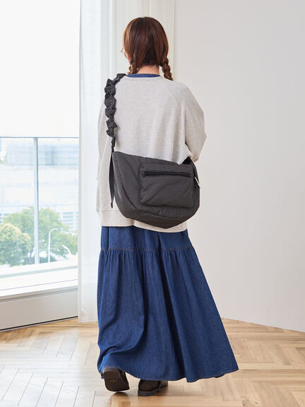 【Cross×Staff】ボトルポケ付/ハーフムーンフリルbag（オフホワイト/チャコールグレー/キャメル）｜Samansa Mos2（サマンサ モスモス）通販