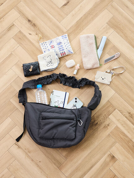 【Cross×Staff】ボトルポケ付/ハーフムーンフリルbag（オフホワイト/チャコールグレー/キャメル）｜Samansa Mos2（サマンサ モスモス）通販