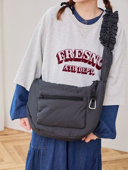 【Cross×Staff】ボトルポケ付/ハーフムーンフリルbag（オフホワイト/チャコールグレー/キャメル）｜Samansa Mos2（サマンサ モスモス）通販
