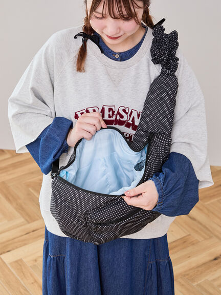 【Cross×Staff】ボトルポケ付/ハーフムーンフリルbag（オフホワイト/チャコールグレー/キャメル）｜Samansa Mos2（サマンサ モスモス）通販