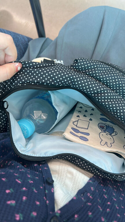 【Cross×Staff】ボトルポケ付/ハーフムーンフリルbag（オフホワイト/チャコールグレー/キャメル）｜Samansa Mos2（サマンサ モスモス）通販