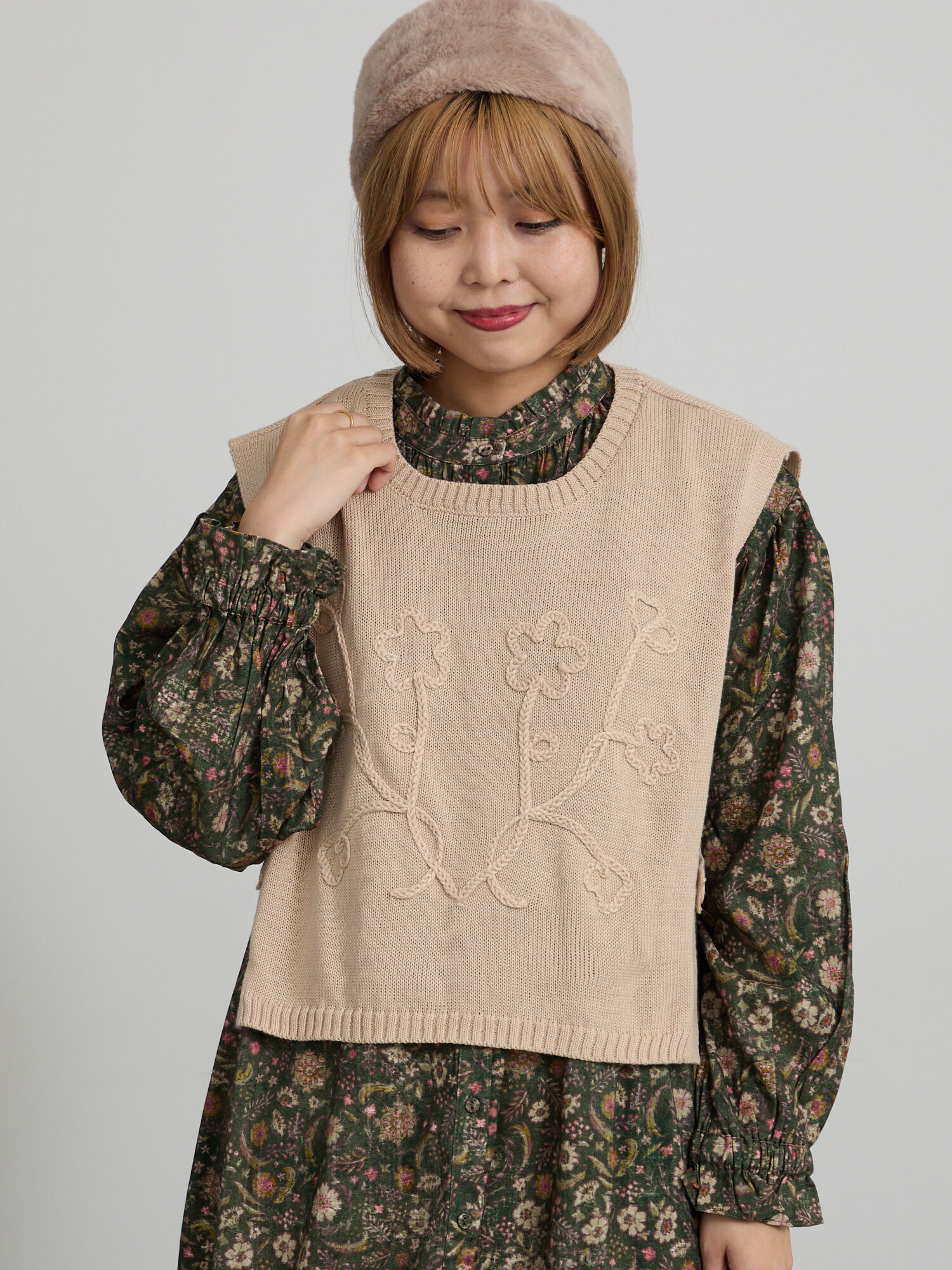 45rpm Badou-R シルクコサージュ麻綿ニットベスト サイズ2(M) セール】 コード刺繍ニットベスト（ブラック/ベージュ/キナリ/アウター