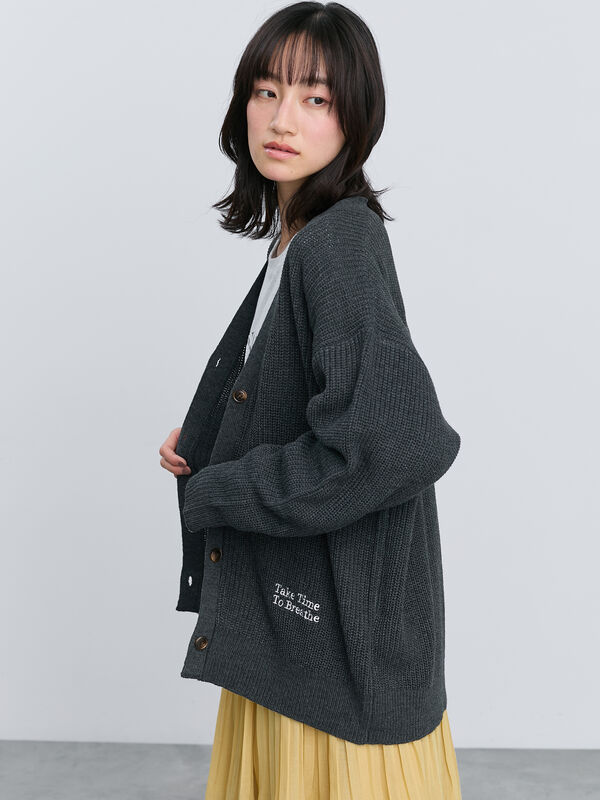 ポイント刺繍Vネックカーディガン（チャコールグレー/レッド/キナリ