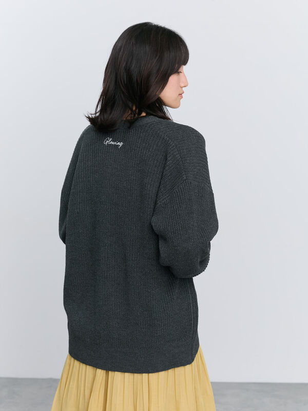 セール】 ポイント刺繍Vネックカーディガン（チャコールグレー/レッド