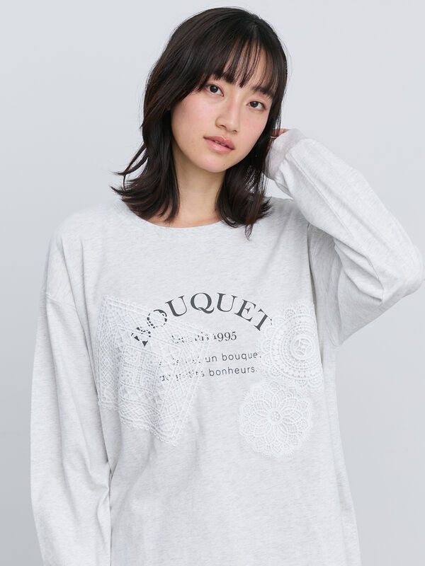 期間限定】 レース付きロゴプリントロングTシャツ（チャコールグレー