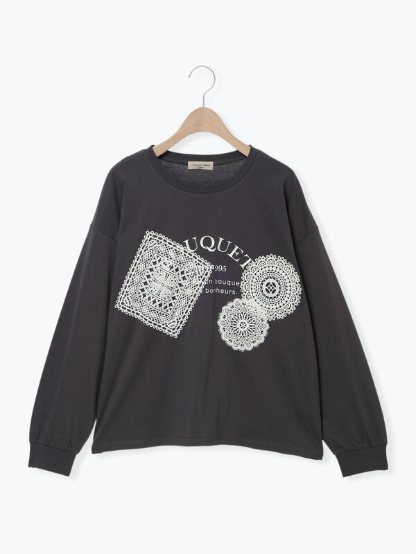 レース付きロゴプリントロングTシャツ（チャコールグレー/クリーム
