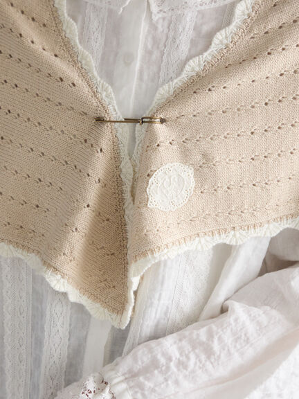 【SA刺繍】配色スカラップニット三角ストール（ブラック/モカ/キナリ）｜Samansa Mos2（サマンサ モスモス）通販