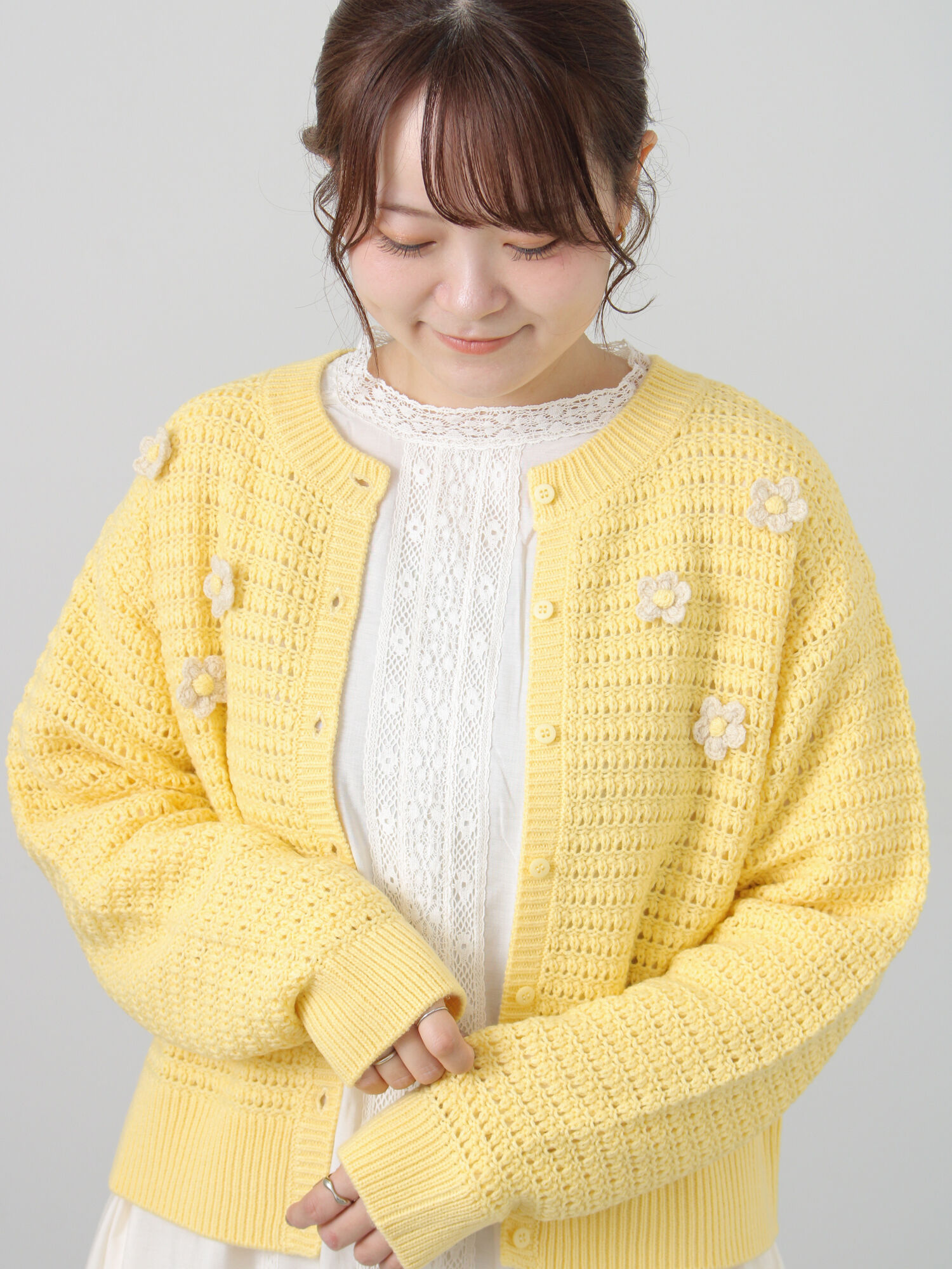 お花かぎ針付きニットカーディガン（ブラック/イエロー/キナリ