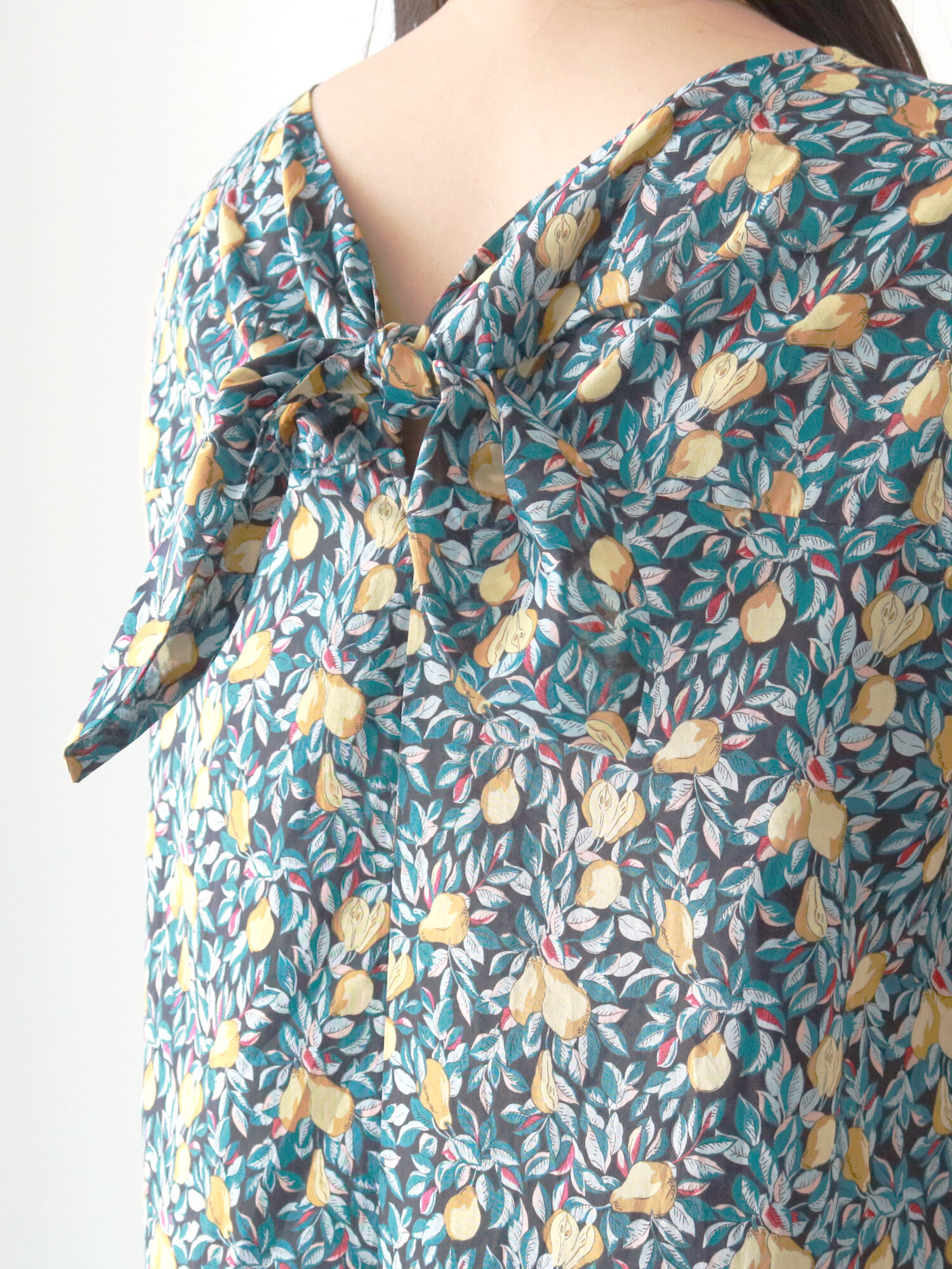 セール ボタニカルフルーツ柄後リボンワンピース ベージュ ネイビー ワンピース Te Chichi テチチ 公式通販