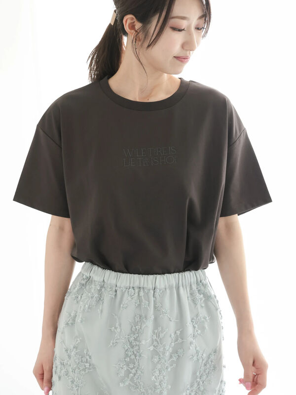 セール】 発泡デザインロゴTシャツ（オフホワイト