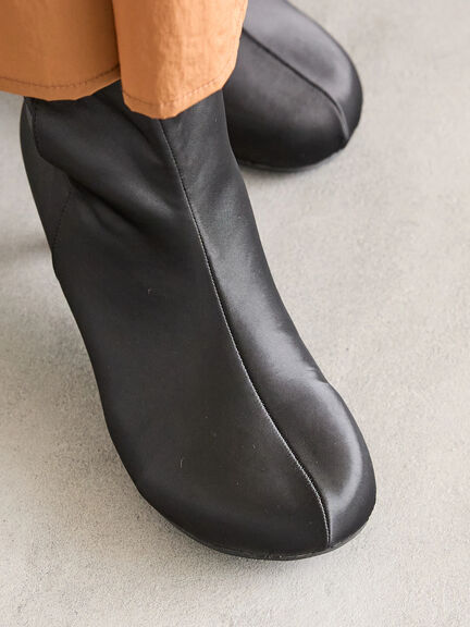 サテンラウンドトゥショートブーツ（ブラック/ブラウン）｜Te chichi（テチチ）通販