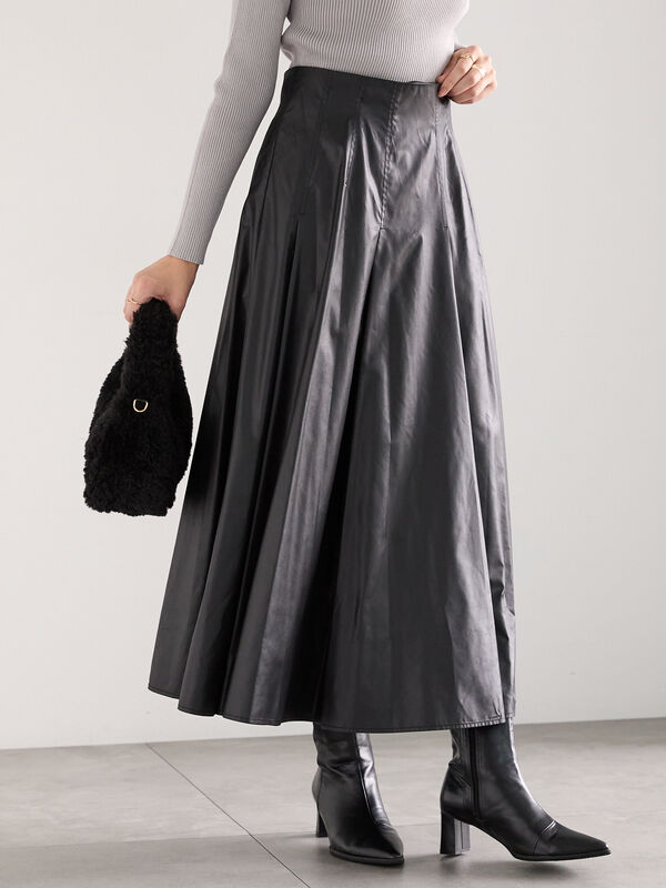 グロッシーレザーライクフレアスカート（ブラック）｜Te chichi（テチチ）通販