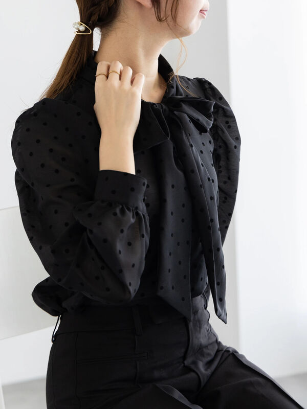 【WEB限定】シアーフロッキードットボウタイブラウス【セレモニーアイテム】（ブラック）｜Te chichi（テチチ）通販