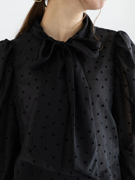 【WEB限定】シアーフロッキードットボウタイブラウス【セレモニーアイテム】（オフホワイト/ブラック）｜Te chichi（テチチ）通販