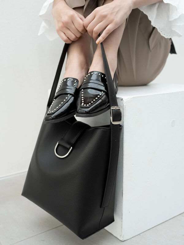 合皮バケツワンショルダーバッグ《2025spring catalog item》（ブラック/ブラウン）｜Te chichi（テチチ）通販