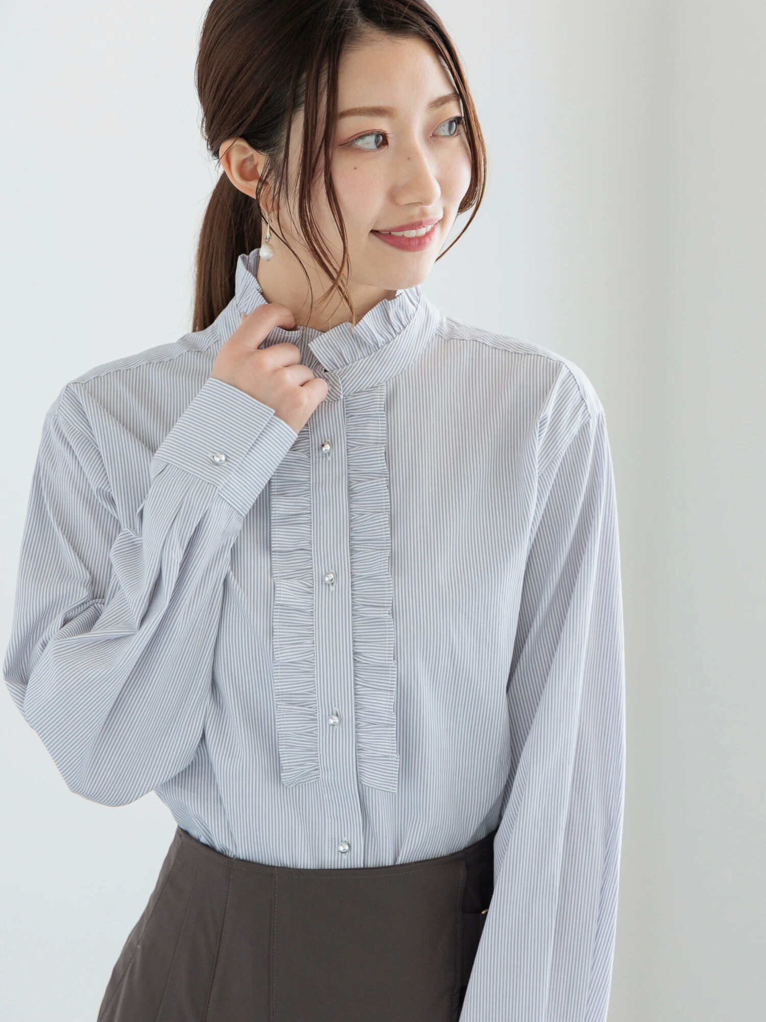 新品タグ付き　OHGA サテンスタンドフリルブラウス Amazon | [アイカ] フリルブラウス サテンブラウス シャツ