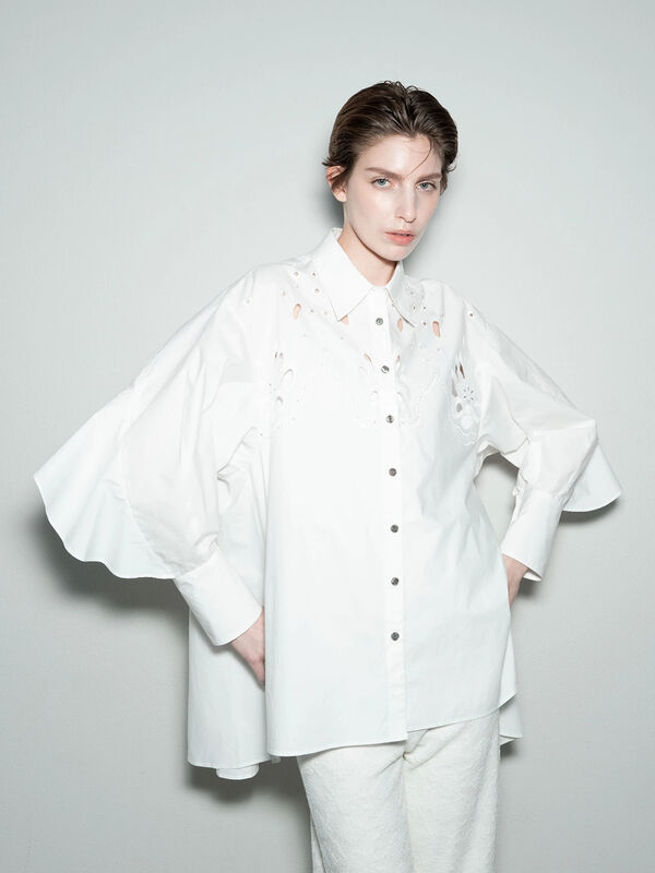 【Atelier Sucre】エンブロイダリーバックフリルシャツ《2025spring catalog item》（オフホワイト）｜Te chichi（テチチ）通販