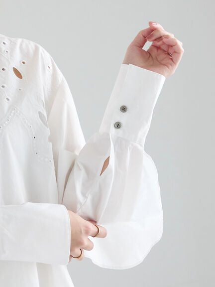【Atelier Sucre】エンブロイダリーバックフリルシャツ《2025spring catalog item》（オフホワイト）｜Te chichi（テチチ）通販