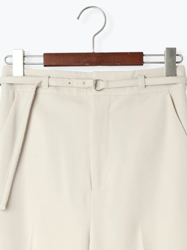 セール】 デザインベルト付きテーパードパンツ（オフホワイト