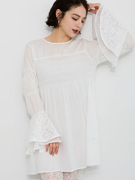 【Atelier Sucre】レースフレアスリーブシャーリングブラウス《2025spring catalog item》（オフホワイト）｜Te chichi（テチチ）通販
