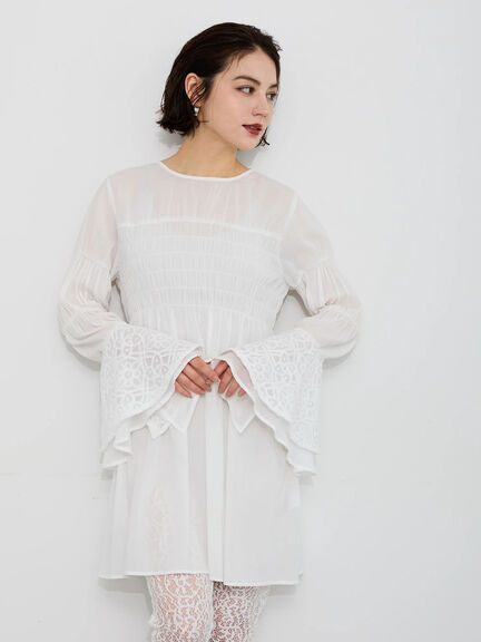【Atelier Sucre】レースフレアスリーブシャーリングブラウス《2025spring catalog item》（オフホワイト）｜Te chichi（テチチ）通販