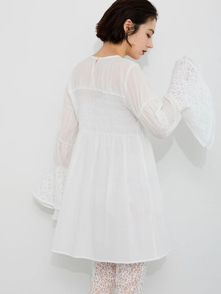 【Atelier Sucre】レースフレアスリーブシャーリングブラウス《2025spring catalog item》（オフホワイト）｜Te chichi（テチチ）通販