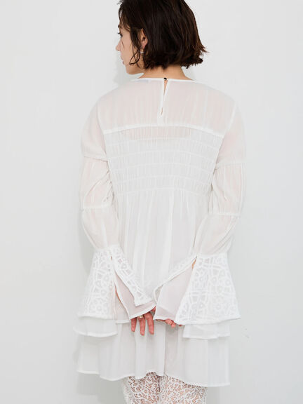 【Atelier Sucre】レースフレアスリーブシャーリングブラウス《2025spring catalog item》（オフホワイト）｜Te chichi（テチチ）通販