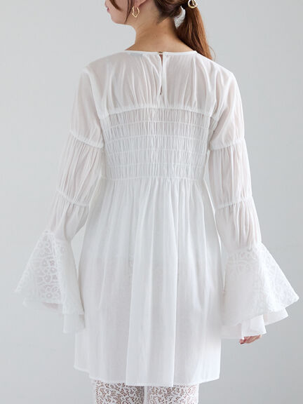 【Atelier Sucre】レースフレアスリーブシャーリングブラウス《2025spring catalog item》（オフホワイト）｜Te chichi（テチチ）通販