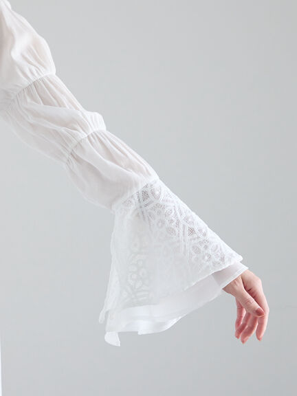 【Atelier Sucre】レースフレアスリーブシャーリングブラウス《2025spring catalog item》（オフホワイト）｜Te chichi（テチチ）通販