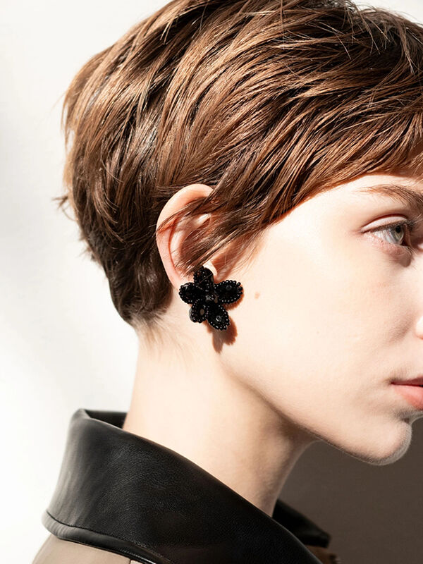 102 ブラックビーズにお花等をプラスした大人可愛いアクセ　ピアスorイヤリング セール】 ビーズフラワーイヤリング（ブラック/アクセサリー/ピアス