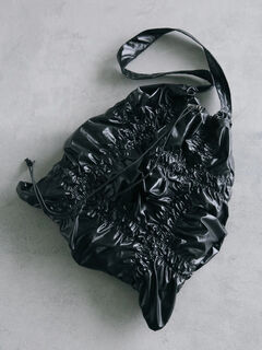 セール】 【WEB限定】ギャザードロストバッグ（シルバー/ブラック