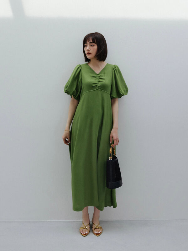 【松井愛莉着用】バルーンスリーブVネックワンピース（オフホワイト/ブラック/グリーン）｜Te chichi（テチチ）通販