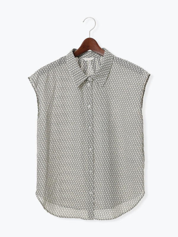 セール】 シアサッカージオメ柄シャツブラウス（オフホワイト/ネイビー