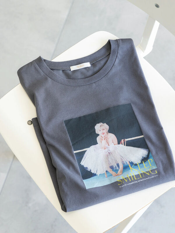 マリリンモンローチェアフォトTシャツ（チャコールグレー）｜Te chichi（テチチ）通販