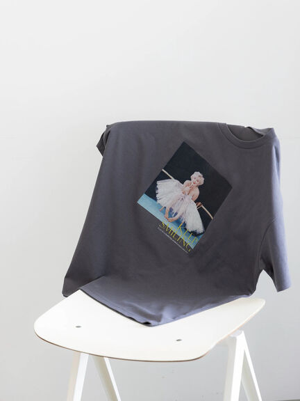 マリリンモンローチェアフォトTシャツ（オフホワイト/チャコールグレー）｜Te chichi（テチチ）通販