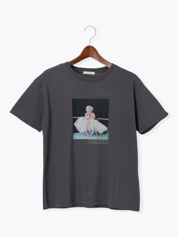 マリリンモンローチェアフォトTシャツ（オフホワイト