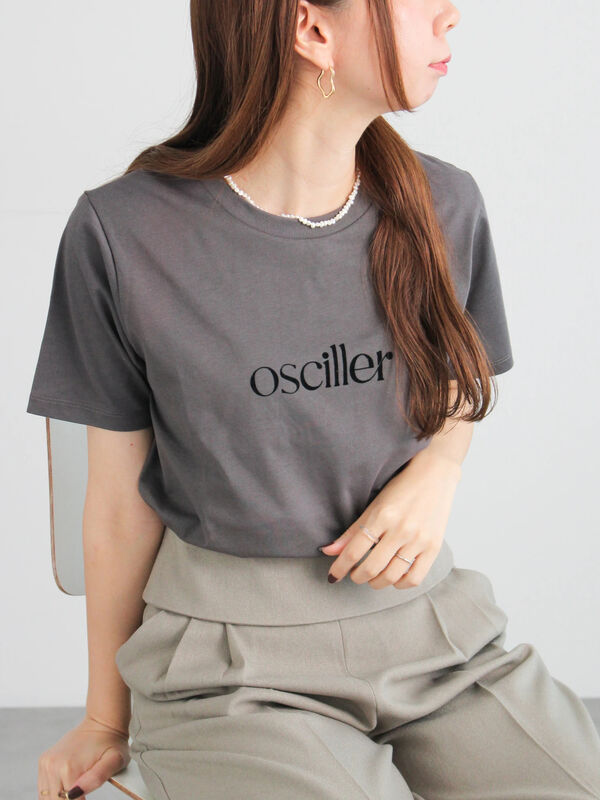 セール】 フロッキープリントロゴTシャツ（チャコールグレー/ベージュ