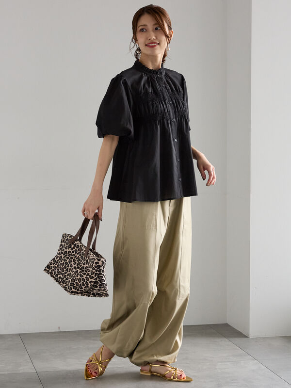 セール】 スタンドフリル5分袖シャーリングブラウス（ブラック