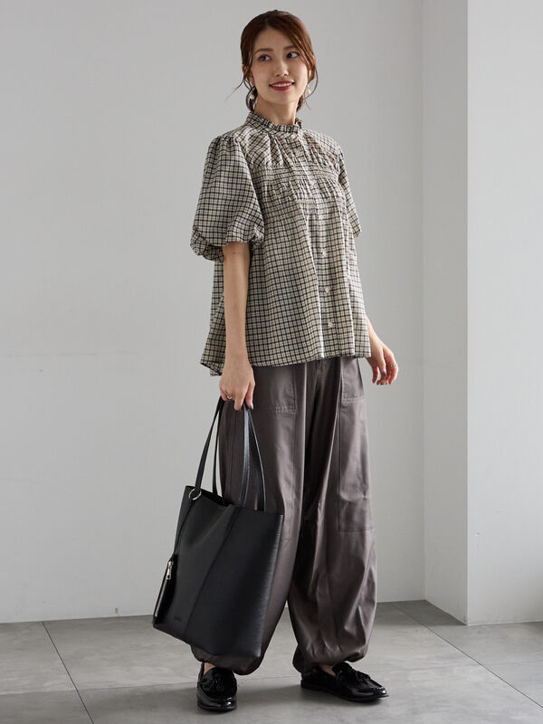 セール】 スタンドフリル5分袖シャーリングブラウス（ブラック