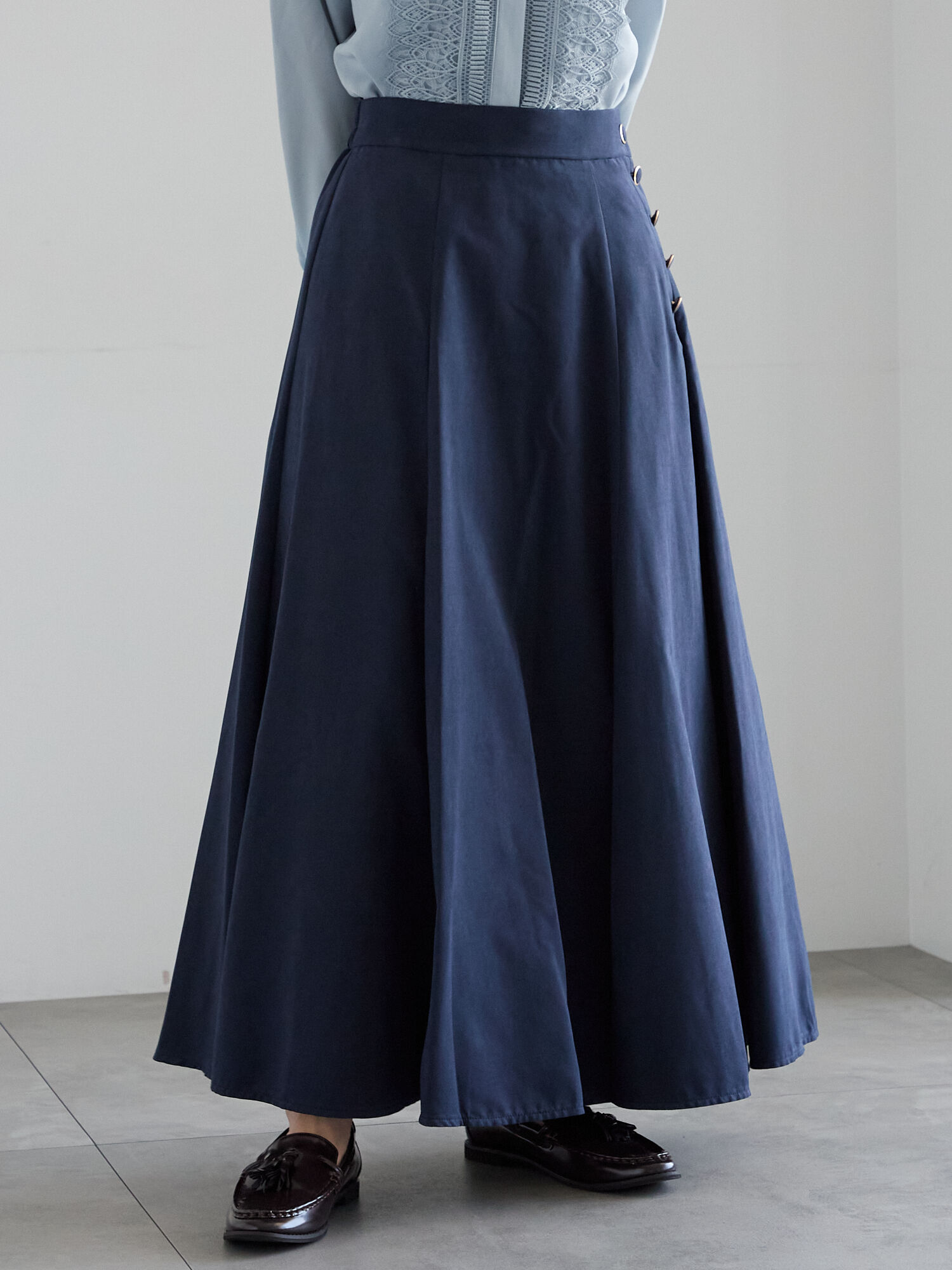 【美品】FOXEYサイドボタン付き フレアスカート39479【40/ネイビー】 美品】FOXEYサイドボタン付き フレアスカート39479【40/ネイビー】