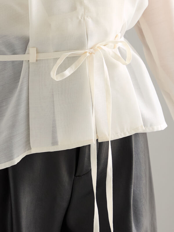 セール】 ナローリボンシアーペプラムブラウス《2025Autumn catalog