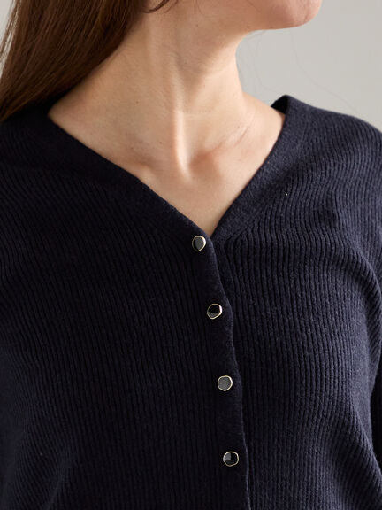 ウェーブメタル釦Vネックリブカーディガン（シルバー/レッド/ネイビー/ブロンズ）｜Te chichi（テチチ）通販