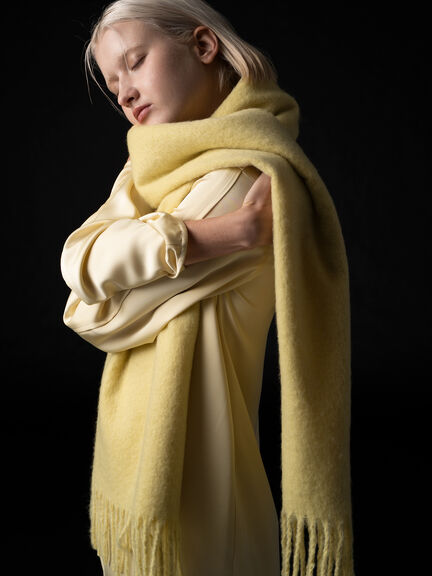 美術品 絵画 油彩 『黄緑色のマフラー』 美術品 絵画 油彩 『黄緑色の