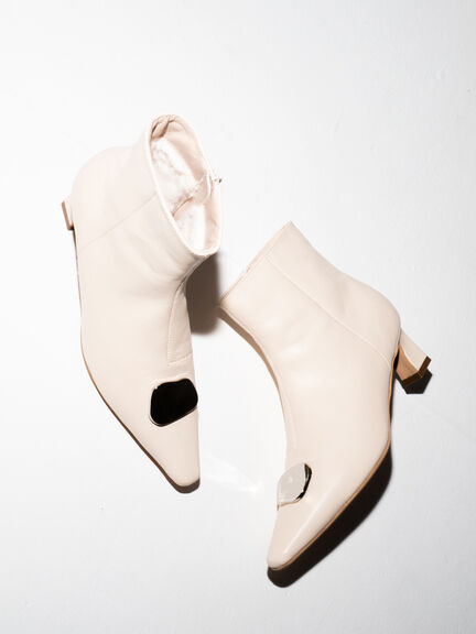 INGEBORG ベージュ 花飾りブーツ 楽天市場】送料無料 23-25cm【超目玉】レースアップヒールブーツ 袴