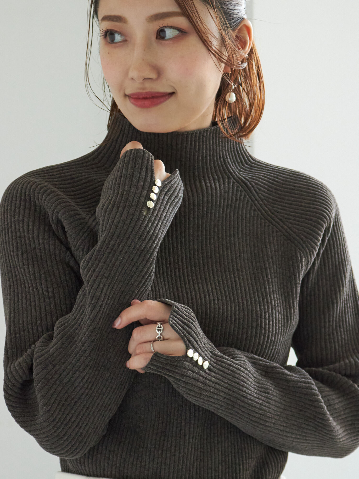 モールリブスタンドネックニット（オフホワイト/チャコールグレー