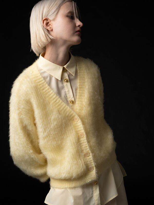 CHANEL 透け感のある淡い黄色のカーディガン CHANEL 透け感のある淡い黄色のカーディガン CHANEL 透け感のある淡い