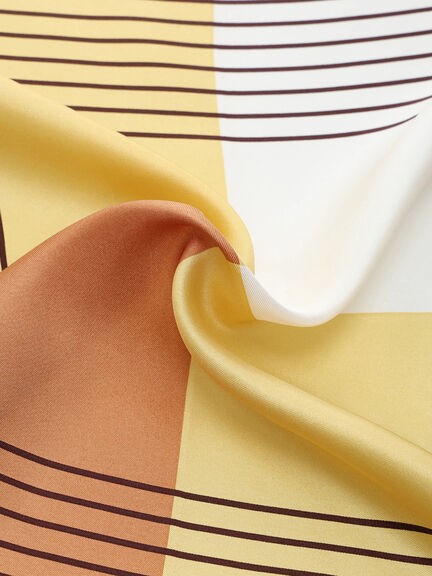 【2026年3月InRed掲載波瑠さん着用】幾何柄シルクスカーフ（ベージュ/イエロー/ブルー）｜Te chichi（テチチ）通販