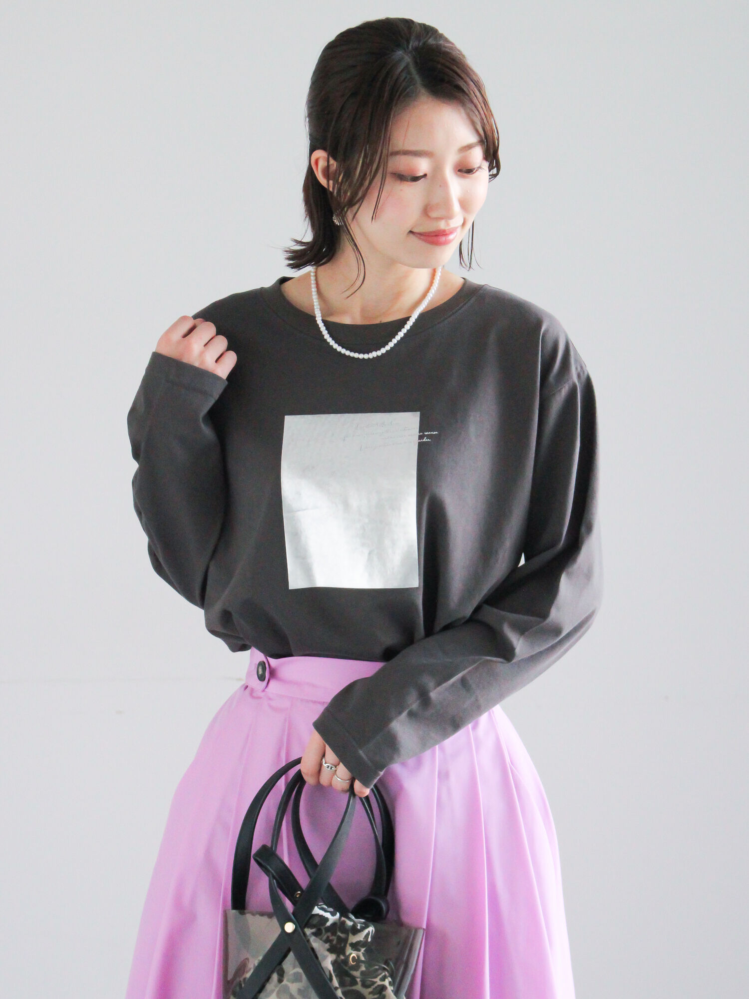 セール】 箔プリントロングTシャツ（オフホワイト/チャコールグレー 
